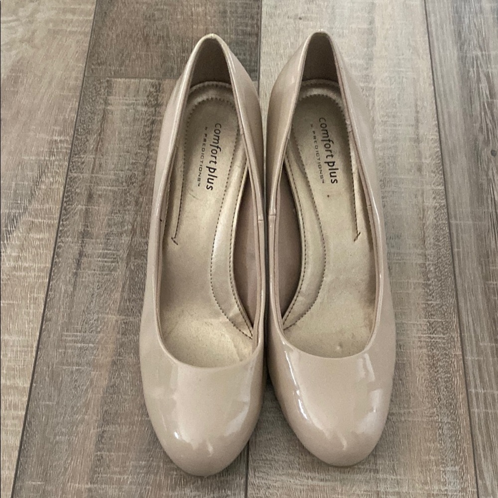 Beige ladies pumps